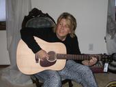 webassets/PeggyLeaJamming.jpg